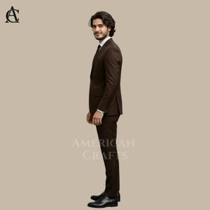 Puede incluir: Un traje marr&oacute;n con chaqueta y pantal&oacute;n a juego, usado con camisa blanca y zapatos negros. Las palabras "AMERICAN CRAFTS" est&aacute;n impresas en el traje.