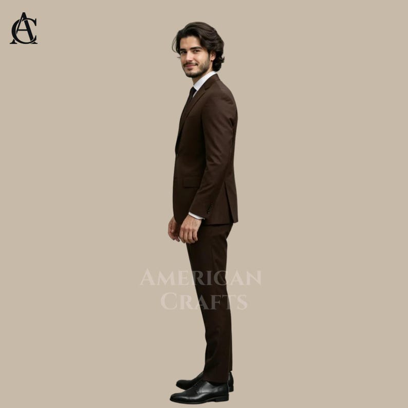 Puede incluir: Un traje marr&oacute;n con chaqueta y pantal&oacute;n a juego, usado con camisa blanca y zapatos negros. Las palabras "AMERICAN CRAFTS" est&aacute;n impresas en el traje.