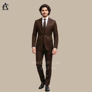 Puede incluir: Un traje marr&oacute;n con corbata a juego y camisa blanca. El traje incluye una chaqueta de dos botones y pantalones a medida. Tambi&eacute;n se muestra el texto "AMERICAN CRAFTS".