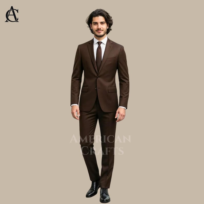 Puede incluir: Un traje marr&oacute;n con corbata a juego y camisa blanca. El traje incluye una chaqueta de dos botones y pantalones a medida. Tambi&eacute;n se muestra el texto "AMERICAN CRAFTS".