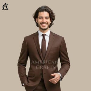 Puede incluir: Un traje marr&oacute;n con corbata a juego y camisa blanca. El traje tiene cierre de dos botones y solapa con muescas. El texto "AMERICAN CRAFTS" es visible en el traje.