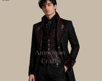 Puede incluir: Un abrigo largo negro con ribetes de terciopelo burdeos y un chaleco a juego. El abrigo presenta detalles ornamentados y se combina con pantalones negros y una camisa negra. La imagen incluye el texto "American Crafts".