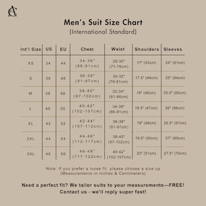 K&ouml;nnte beinhalten: Eine beige Tabelle mit der &Uuml;berschrift "Men's Suit Size Chart" mit internationalen Gr&ouml;&szlig;en, US-Gr&ouml;&szlig;en, EU-Gr&ouml;&szlig;en, Brust-, Taillen-, Schulter- und &Auml;rmelma&szlig;en in Zoll und Zentimetern. Enth&auml;lt Gr&ouml;&szlig;en von XS bis 3XL.