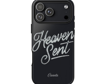 Op de afbeelding: Zwarte telefoonhoes met de woorden "Heaven Sent" in een cursief lettertype. De hoes heeft een glanzende afwerking en beschikt over een cameramodule met drie lenzen. De naam "Canela" staat onderaan gedrukt.