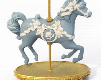 Estatueta vintage de cavalo de carrossel da Franklin Mint (1988) – Estátua de caixa de música floral azul
