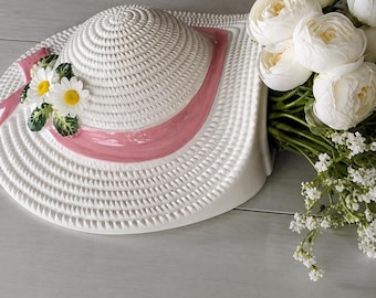 Juego de 2 macetas de pared de cerámica blanca con forma de sombrero de paja de la marca Vintage Burwood, con diseño floral y cinta rosa.