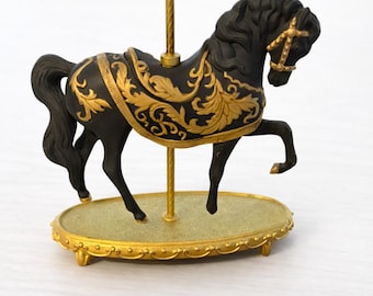 Escultura vintage de cavalo de carrossel da Franklin Mint, estatueta barroca em preto e dourado, item de colecionador de 1988.