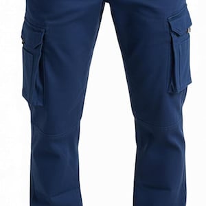 Peut inclure: Pantalon cargo bleu marine avec plusieurs poches sur les jambes. Le pantalon a un design classique et est fait d'un tissu durable. Le mod&egrave;le porte des chaussures en cuir marron. Convient pour un usage d&eacute;contract&eacute;.