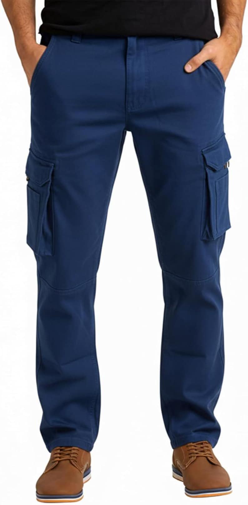 Peut inclure: Pantalon cargo bleu marine avec plusieurs poches sur les jambes. Le pantalon a un design classique et est fait d'un tissu durable. Le mod&egrave;le porte des chaussures en cuir marron. Convient pour un usage d&eacute;contract&eacute;.