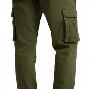 Peut inclure: Pantalon cargo vert olive avec plusieurs poches sur les c&ocirc;t&eacute;s et &agrave; l'arri&egrave;re. Le pantalon a une coupe droite et est fabriqu&eacute; dans un tissu r&eacute;sistant. Vue arri&egrave;re du pantalon.