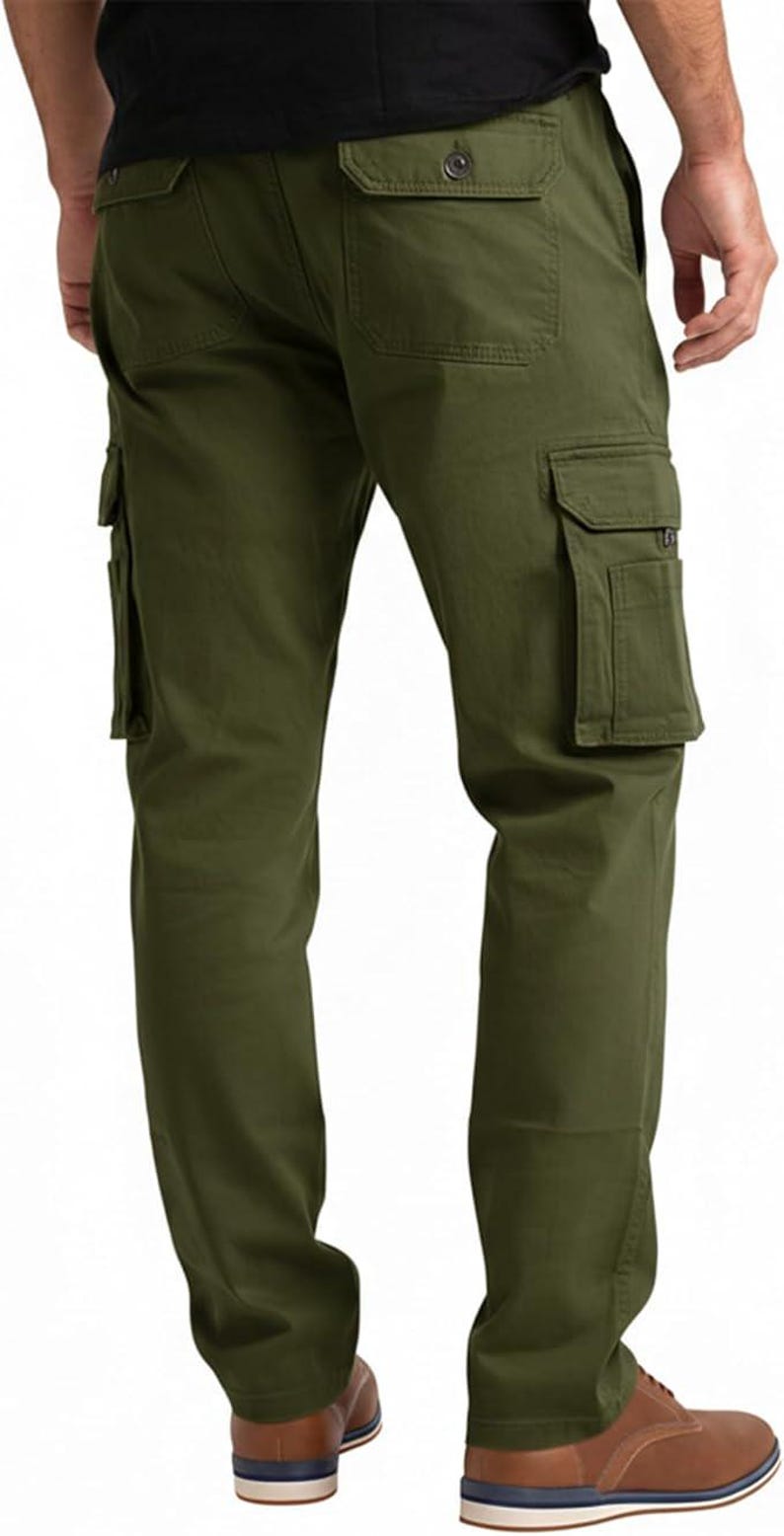 Peut inclure: Pantalon cargo vert olive avec plusieurs poches sur les c&ocirc;t&eacute;s et &agrave; l'arri&egrave;re. Le pantalon a une coupe droite et est fabriqu&eacute; dans un tissu r&eacute;sistant. Vue arri&egrave;re du pantalon.