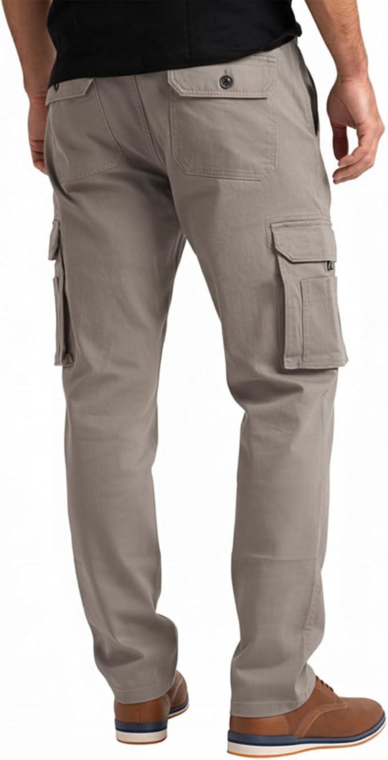 Peut inclure: Pantalon cargo de couleur taupe avec plusieurs poches, dont deux poches cargo lat&eacute;rales et deux poches arri&egrave;re. Le pantalon a une fermeture boutonn&eacute;e et une coupe d&eacute;contract&eacute;e. Le mod&egrave;le porte des chaussures marron. Le pantalon est en tissu r&eacute;sistant.