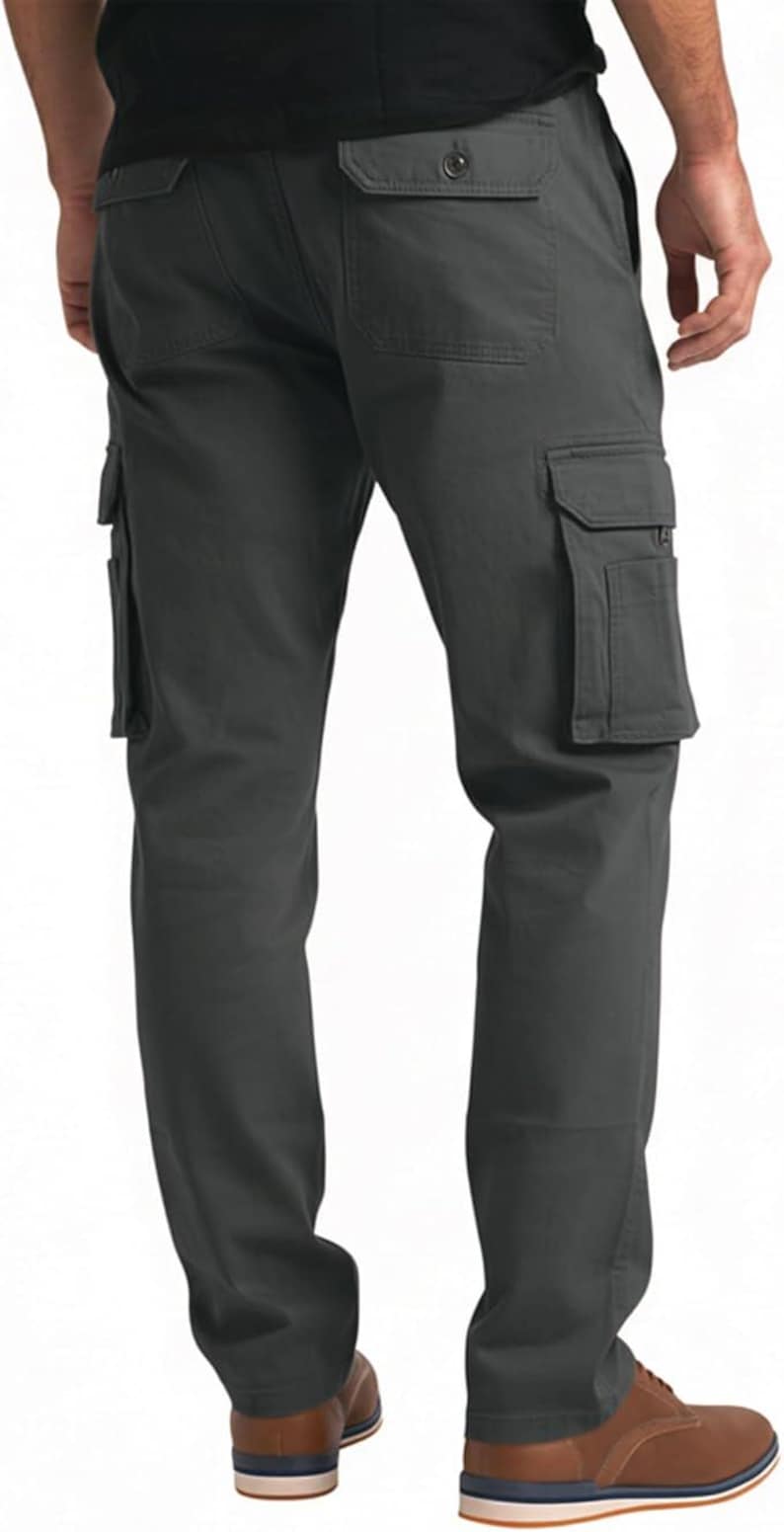 Peut inclure: Pantalon cargo gris fonc&eacute; avec plusieurs poches sur les c&ocirc;t&eacute;s et &agrave; l'arri&egrave;re. Le pantalon a une coupe droite et est fabriqu&eacute; dans un tissu r&eacute;sistant. Le mod&egrave;le porte des chaussures marron.