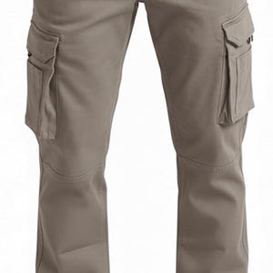 Peut inclure: Pantalon cargo taupe avec plusieurs poches sur les jambes. Le pantalon a un design classique avec une coupe droite. Le pantalon est fait d'un mat&eacute;riau durable et convient aux tenues d&eacute;contract&eacute;es.