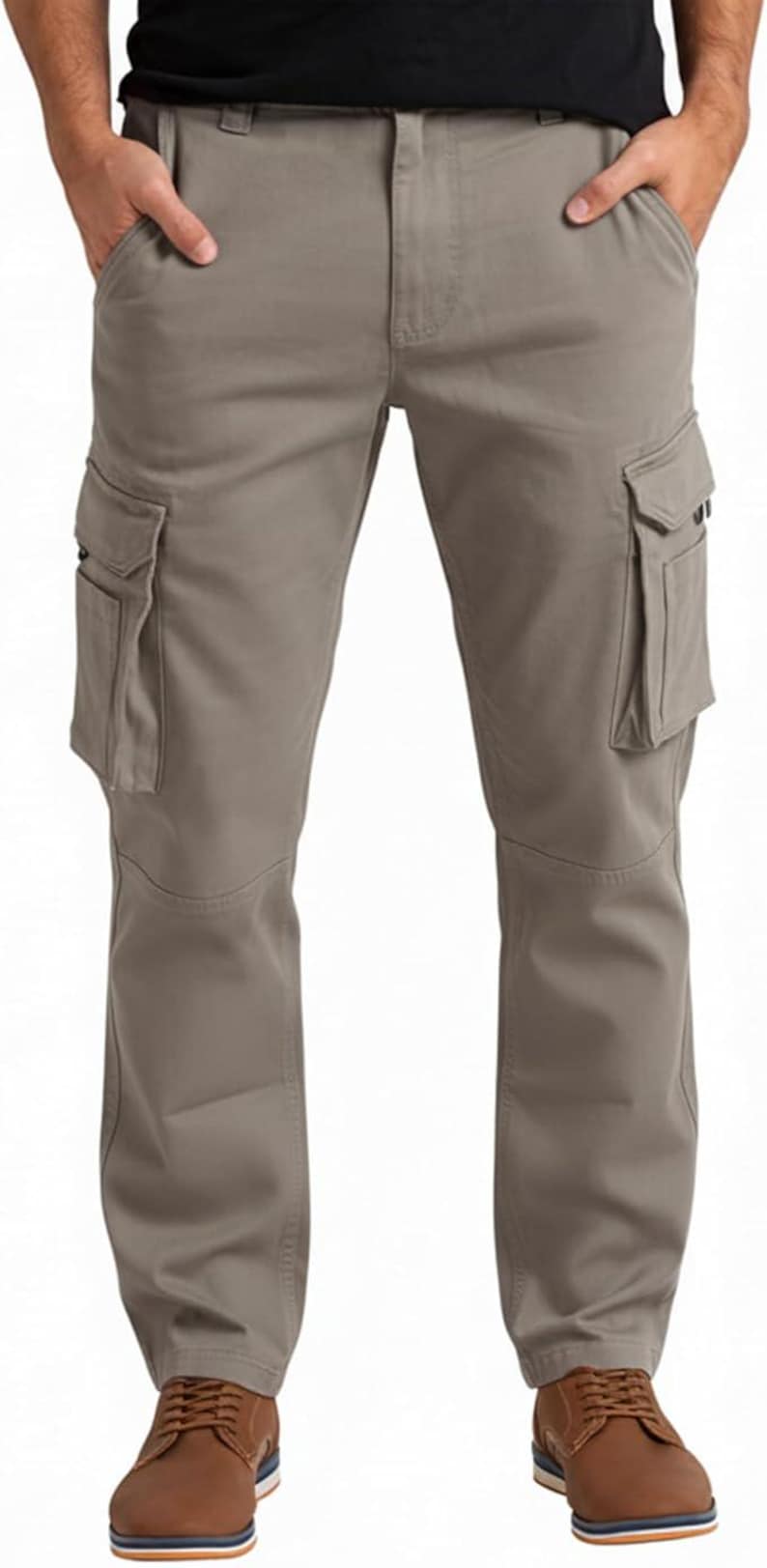 Peut inclure: Pantalon cargo taupe avec plusieurs poches sur les jambes. Le pantalon a un design classique avec une coupe droite. Le pantalon est fait d'un mat&eacute;riau durable et convient aux tenues d&eacute;contract&eacute;es.