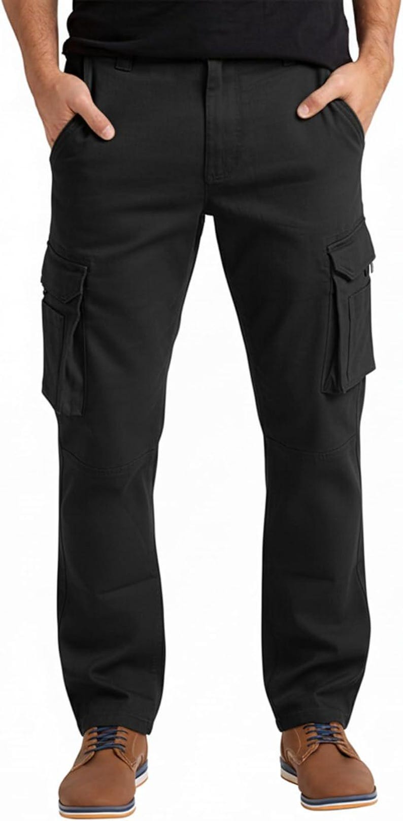 Peut inclure: Pantalon cargo noir avec plusieurs poches sur les jambes. Le pantalon a une coupe droite et est fait d'un tissu durable. Le mod&egrave;le porte des chaussures en cuir marron.