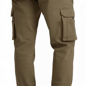 Peut inclure: Pantalon cargo vert olive avec plusieurs poches, dont deux poches cargo lat&eacute;rales, deux poches arri&egrave;re et deux poches avant. Le pantalon est fait d'un tissu durable et a un style classique et d&eacute;contract&eacute;. Le pantalon est montr&eacute; de la taille vers le bas.