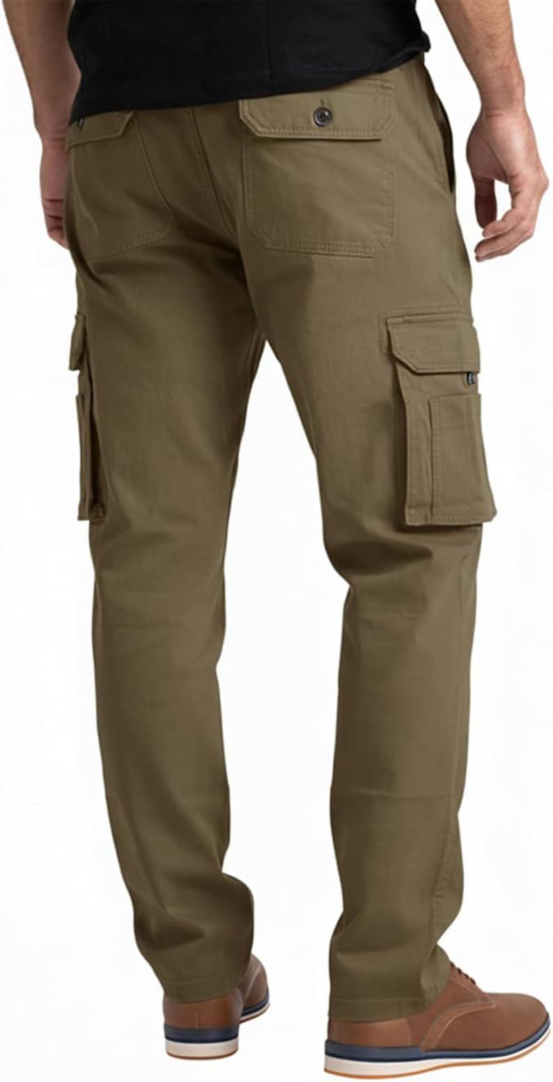 Peut inclure: Pantalon cargo vert olive avec plusieurs poches, dont deux poches cargo lat&eacute;rales, deux poches arri&egrave;re et deux poches avant. Le pantalon est fait d'un tissu durable et a un style classique et d&eacute;contract&eacute;. Le pantalon est montr&eacute; de la taille vers le bas.
