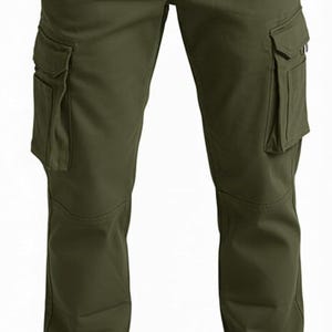 Peut inclure: Pantalon cargo vert olive avec plusieurs poches sur les jambes. Le pantalon a une coupe classique et est fait d'un tissu durable. Le mod&egrave;le porte des chaussures en cuir marron. Un style d&eacute;contract&eacute;.