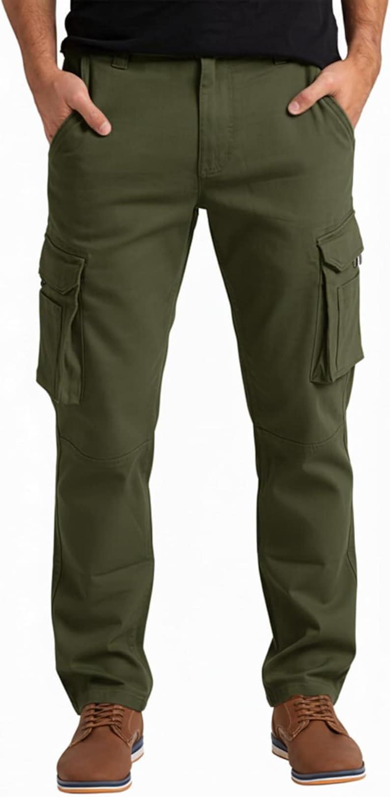 Peut inclure: Pantalon cargo vert olive avec plusieurs poches sur les jambes. Le pantalon a une coupe classique et est fait d'un tissu durable. Le mod&egrave;le porte des chaussures en cuir marron. Un style d&eacute;contract&eacute;.