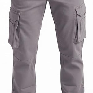 Peut inclure: Pantalon cargo gris avec plusieurs poches sur les jambes. Le pantalon a une coupe d&eacute;contract&eacute;e et est fait d'un tissu durable. Le mod&egrave;le porte des chaussures marron.