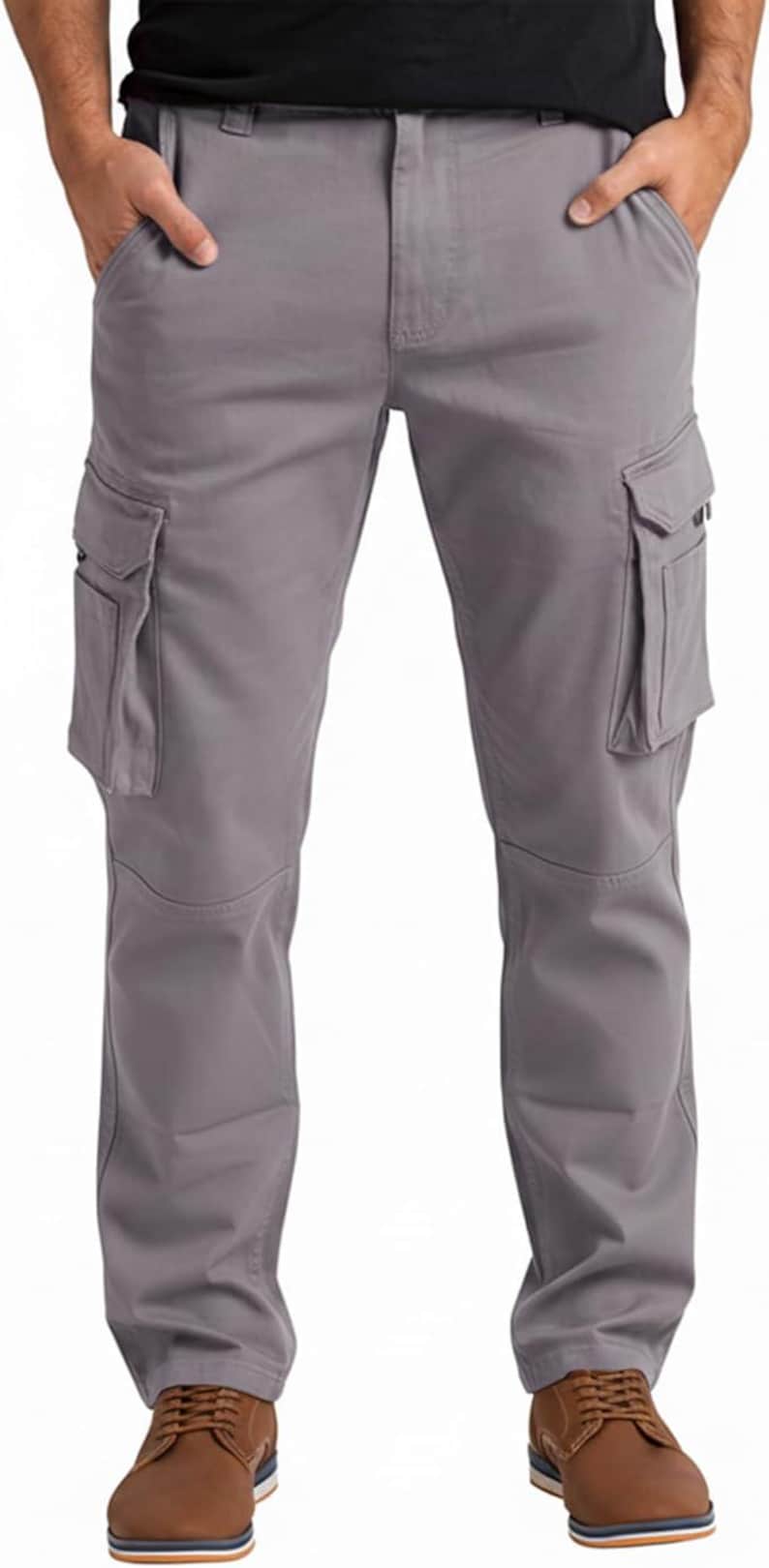 Peut inclure: Pantalon cargo gris avec plusieurs poches sur les jambes. Le pantalon a une coupe d&eacute;contract&eacute;e et est fait d'un tissu durable. Le mod&egrave;le porte des chaussures marron.