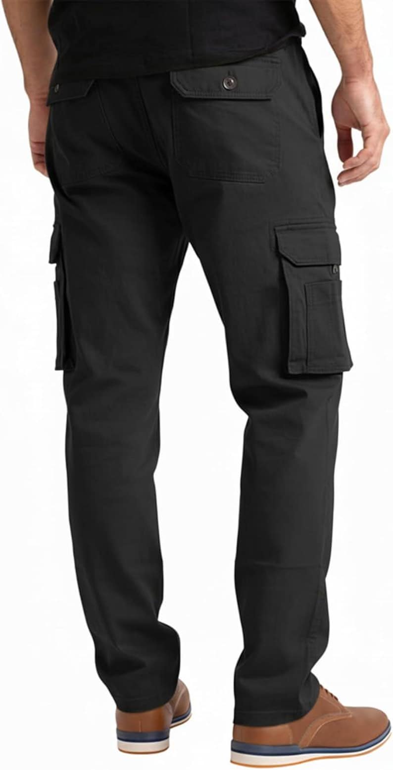 Peut inclure: Pantalon cargo noir avec plusieurs poches sur les c&ocirc;t&eacute;s et &agrave; l'arri&egrave;re. Le pantalon a une fermeture boutonn&eacute;e et une coupe droite classique. Le mod&egrave;le porte des chaussures marron.