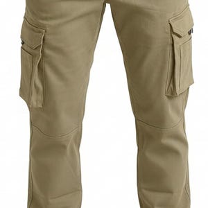 Peut inclure: Pantalon cargo kaki avec plusieurs poches sur les jambes. Le pantalon a un design classique avec une coupe droite. Le mod&egrave;le porte des chaussures en cuir marron. Le pantalon est en tissu r&eacute;sistant.