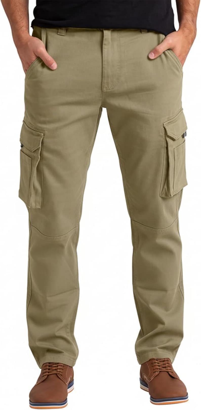 Peut inclure: Pantalon cargo kaki avec plusieurs poches sur les jambes. Le pantalon a un design classique avec une coupe droite. Le mod&egrave;le porte des chaussures en cuir marron. Le pantalon est en tissu r&eacute;sistant.