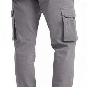 Peut inclure: Pantalon cargo gris avec plusieurs poches, dont deux poches cargo lat&eacute;rales et deux poches arri&egrave;re. Le pantalon a une fermeture boutonn&eacute;e et un design classique. Le pantalon est pr&eacute;sent&eacute; avec des chaussures marron.