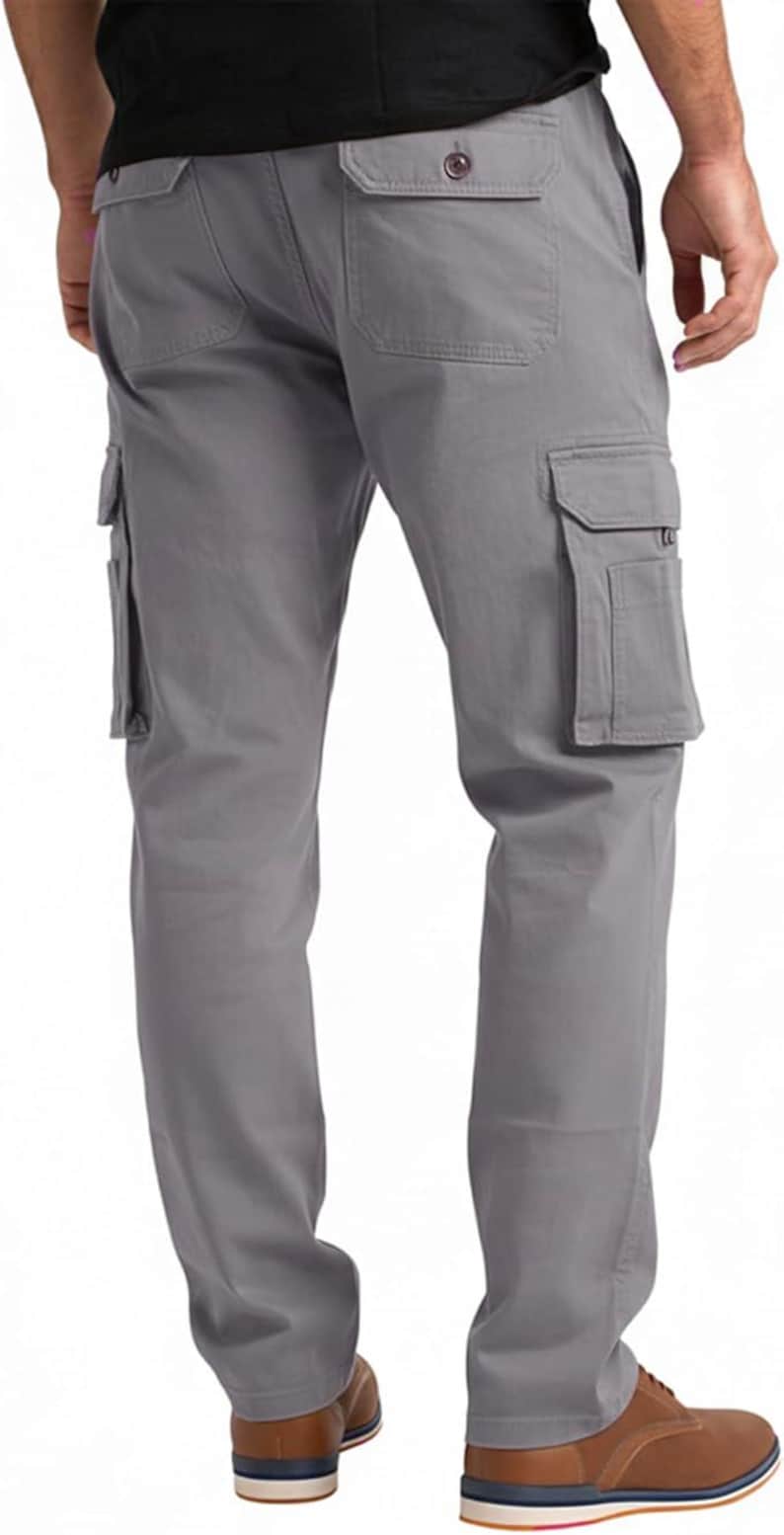Peut inclure: Pantalon cargo gris avec plusieurs poches, dont deux poches cargo lat&eacute;rales et deux poches arri&egrave;re. Le pantalon a une fermeture boutonn&eacute;e et un design classique. Le pantalon est pr&eacute;sent&eacute; avec des chaussures marron.