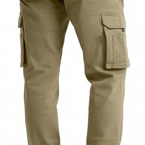 Peut inclure: Pantalon cargo kaki avec plusieurs poches, dont deux poches cargo lat&eacute;rales et deux poches arri&egrave;re. Le pantalon est de couleur kaki unie et semble &ecirc;tre fait d'un tissu durable. Il a une fermeture boutonn&eacute;e et un style classique et d&eacute;contract&eacute;.