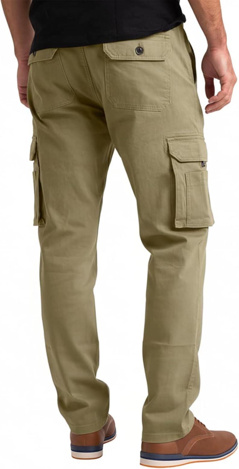 Peut inclure: Pantalon cargo kaki avec plusieurs poches, dont deux poches cargo lat&eacute;rales et deux poches arri&egrave;re. Le pantalon est de couleur kaki unie et semble &ecirc;tre fait d'un tissu durable. Il a une fermeture boutonn&eacute;e et un style classique et d&eacute;contract&eacute;.