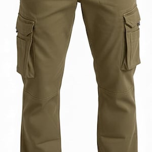 Peut inclure: Pantalon cargo vert olive avec plusieurs poches sur les jambes. Le pantalon a un design classique avec une coupe droite. Le pantalon est fait d'un mat&eacute;riau durable et convient &agrave; diverses activit&eacute;s.