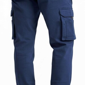 Peut inclure: Pantalon cargo bleu marine avec plusieurs poches sur les c&ocirc;t&eacute;s et &agrave; l'arri&egrave;re. Le pantalon a un design classique et est fabriqu&eacute; dans un tissu durable. Le pantalon est de couleur unie et a une coupe d&eacute;contract&eacute;e.