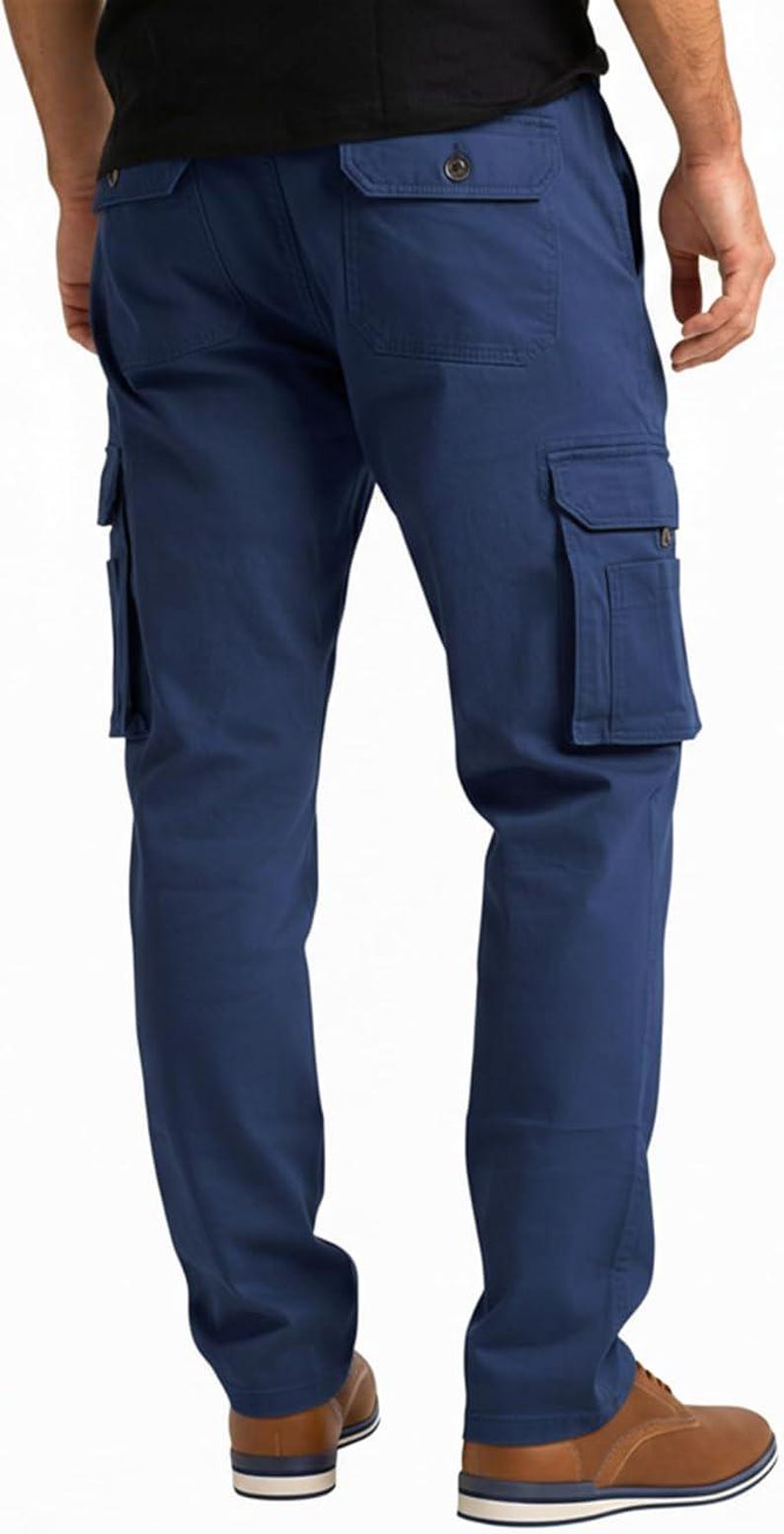 Peut inclure: Pantalon cargo bleu marine avec plusieurs poches sur les c&ocirc;t&eacute;s et &agrave; l'arri&egrave;re. Le pantalon a un design classique et est fabriqu&eacute; dans un tissu durable. Le pantalon est de couleur unie et a une coupe d&eacute;contract&eacute;e.