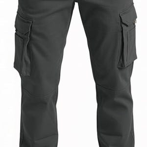 Peut inclure: Pantalon cargo gris anthracite avec plusieurs poches sur les jambes. Le pantalon a un design classique et est associ&eacute; &agrave; des chaussures en cuir marron. Le mod&egrave;le porte une chemise noire.