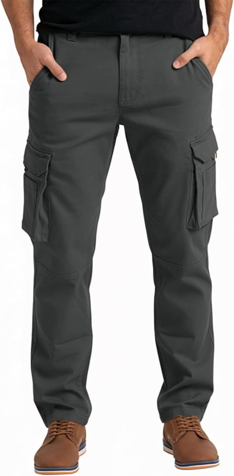 Peut inclure: Pantalon cargo gris anthracite avec plusieurs poches sur les jambes. Le pantalon a un design classique et est associ&eacute; &agrave; des chaussures en cuir marron. Le mod&egrave;le porte une chemise noire.