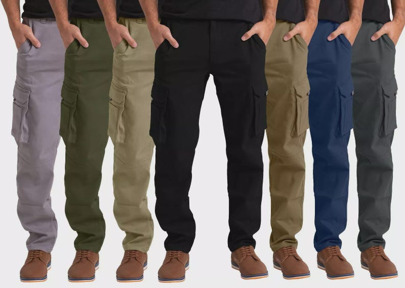 Peut inclure: Plusieurs pantalons cargo de diff&eacute;rentes couleurs, dont gris, vert olive, kaki, noir, bleu marine et anthracite. Chaque pantalon est dot&eacute; de multiples poches et est associ&eacute; &agrave; des chaussures marron. Les pantalons sont pr&eacute;sent&eacute;s sur une personne.