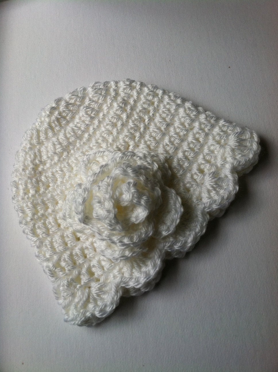 Bonnet Bébé Fille Crochet Blanc Avec Fleur - Taille 0-3 Mois - En Acrylique - Neuf Sans étiquettes