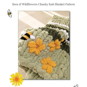 Könnte beinhalten: Eine grob gestrickte Decke mit hellgrüner Basis, dunkelgrünen Streifen, gelben Blumenapplikationen und kleinen Bienenmotiven. Der Text lautet Bees & Wildflowers Chunky Knit Blanket Pattern, Chunky Yarn Addict und Handmade comfort. Made to be lived with.