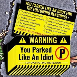 Könnte beinhalten: Ein Stapel gelb-schwarzer Parkverstoß-Zettel. Der obere Zettel lautet: „SIE HABEN GEPARKT WIE EIN IDIOT AUS FOLGENDEM GRUND (GRÜNDEN)“ mit Kontrollkästchen. Der untere Zettel lautet: „WARNUNG Sie haben geparkt wie ein Idiot“.