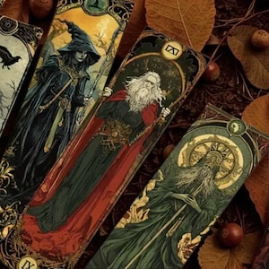 Könnte beinhalten: Eine Sammlung von Tarotkarten mit detaillierten Illustrationen mystischer Figuren in dunklen Roben und Hüten. Die Karten haben verzierte Ränder und sind vor einem Hintergrund aus Herbstblättern und Nüssen angeordnet.