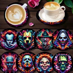 Könnte beinhalten: Set aus acht runden Untersetzern mit Horrorfilmfiguren wie Pennywise und Freddy Krueger. Jeder Untersetzer hat einen schwarzen Hintergrund mit einem farbenfrohen Porträt im Neonstil. Zwei Kaffeetassen stehen auf passenden Untersetzern.