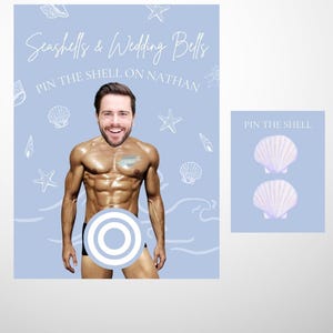 Puede incluir: Un póster azul claro con el texto "Seashells & Wedding Bells" y "Pin the Shell on Nathan". El póster presenta a un hombre sin camisa con una superposición de rostro y un círculo que cubre la parte inferior de su cuerpo. Un póster más pequeño muestra dos conchas.