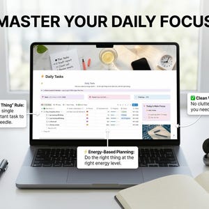 Könnte beinhalten: Ein Laptop zeigt eine tägliche Aufgabenliste mit dem Text "MASTER YOUR DAILY FOCUS". Der Bildschirm zeigt eine To-Do-Liste mit der "One Thing"-Regel, energiebasierter Planung und einem sauberen Arbeitsbereich. Ein Stift, ein Notizbuch und Ohrhörer liegen auf dem Schreibtisch.