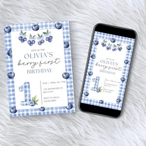 Puede incluir: Una invitación de cumpleaños y un teléfono inteligente que muestra el mismo diseño. El diseño presenta un borde de cuadros azules con ilustraciones de arándanos. El texto dice "Únase a nosotros para el primer cumpleaños de Olivia."