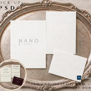 Może przedstawiać: Obraz mock-up przedstawiający artykuły papiernicze na dekoracyjnej srebrnej tacy. Artykuły papiernicze obejmują kilka białych kart z logo "NANO ARCHIVE" i mniejsze karty z tekstem. Obraz zawiera również tekst "MOCK UP PSD" i "INSTANT DOWNLOAD".
