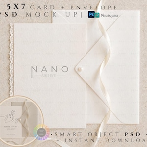 Op de afbeelding: Een mockup met een kaart en envelop van 12,7 x 17,8 cm. De crème-witte kaart heeft de tekst "NANO ARCHIVE" en een kanten rand. De witte envelop heeft een lint en een parelsluiting. Een kleinere kaart met tekst is ook inbegrepen.