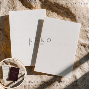 Puede incluir: Dos tarjetas rectangulares blanquecinas con el texto "NANO ARCHIVE" se muestran sobre una superficie texturizada de color marrón claro. Un pequeño aro de madera contiene dos tarjetas de visita. También se ve el texto "COLECCIÓN 051" y "SMART OBJECT PSD . JPG . PNG ALTA RESOLUCIÓN . DESCARGA INSTANTÁNEA".